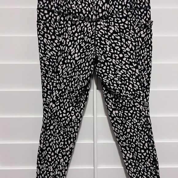 Athleta Pants - Athlete Salutation Stash Pocket 7/8 printed legging - Size L